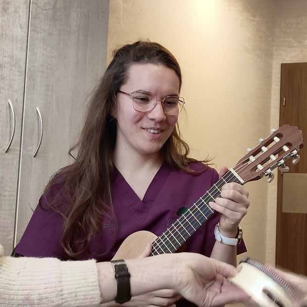 Ewa Banachiewicz Harmoniewka w trakcie zajęć muzykoterapii grająca na ukulele